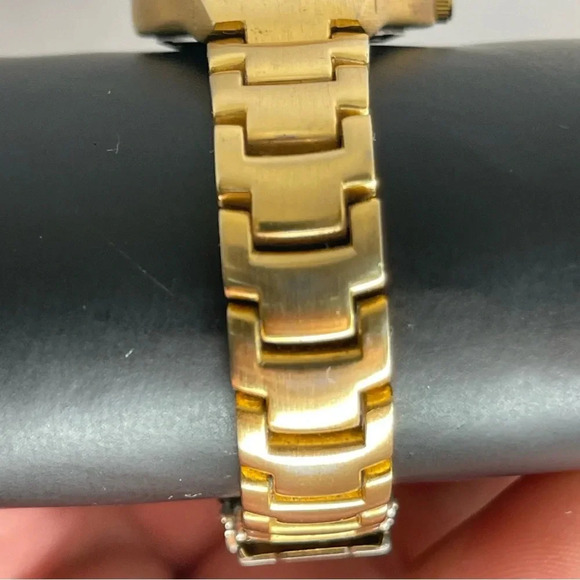 Women's Aerial "It's About Time" Quartz Watch - Gold Toned Case and Link Band - Picture 4 of 12